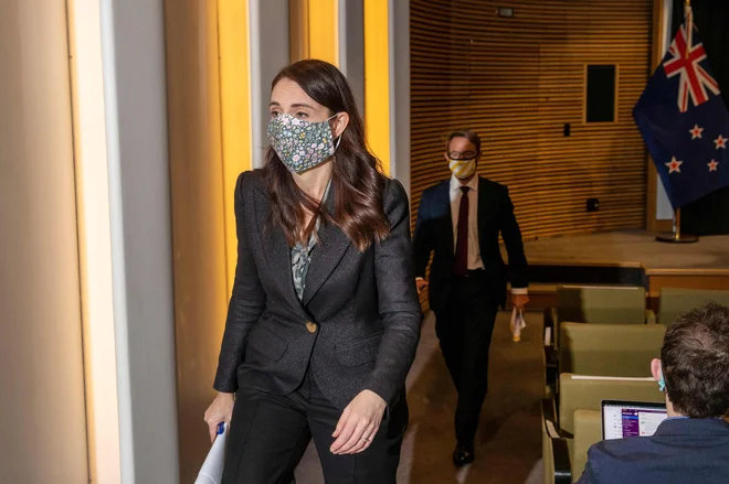 V tujini se posmehujejo pristopu hitre eliminacije virusa, ki mu zvesto sledi novozelandska premierka, doma jo večinoma podpirajo. FOTO: Mark Mitchell/AFP<br />
&nbsp;