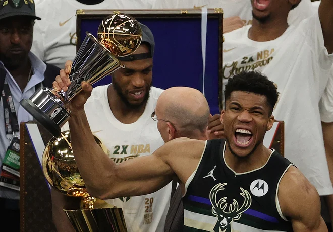 Giannis Antetokounmpo iz Milwaukeeja bo v petih letih zaslužil  195 milijonov evrov. FOTO: Jonathan Daniel/AFP