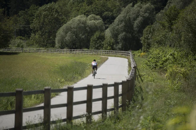 Primarni motiv gradnje kolesarskih poti je bil krepitev turizma, zdaj jih uporablja tudi lokalno prebivalstvo. FOTO: Jure Eržen/Delo