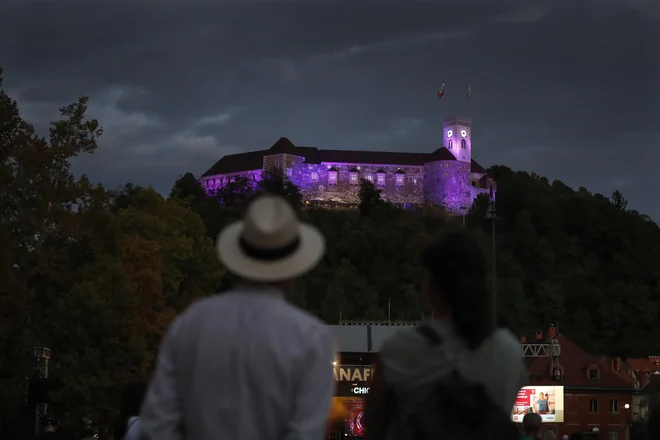 Ljubljana se je z osvetlitvijo&nbsp;Gradu v vijoličasto pridružila več kot storim drugim znamenitostim po svetu. FOTO: Leon Vidic/Delo