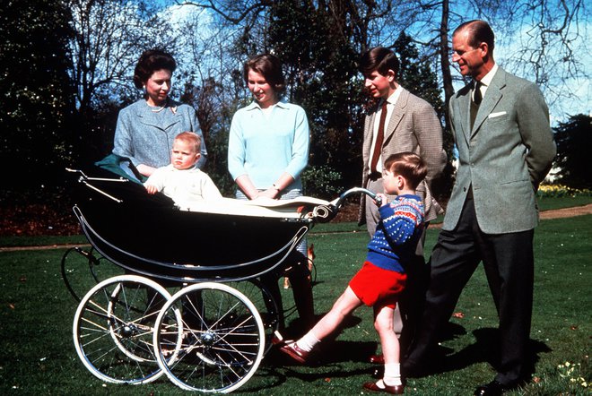 Z družino na mamin 39. rojstni dan leta 1965, ko je kot petletni deček držal za voziček mlajšega bratca Edwarda. FOTO: Pa News PA Archive/PA Images