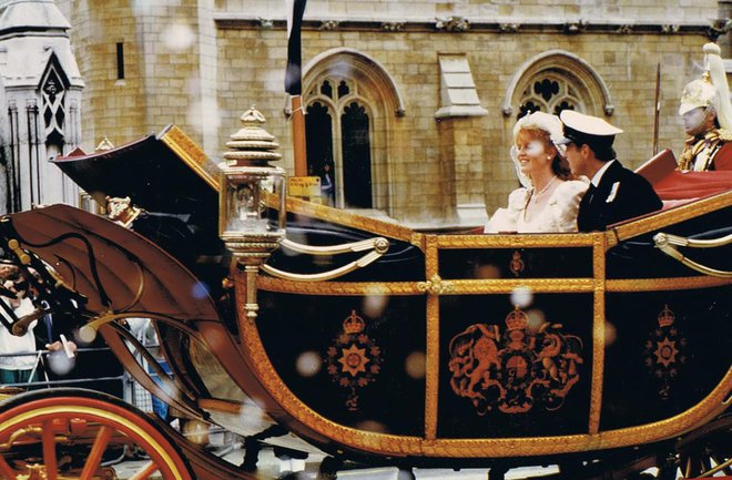 Poroka s Sarah Ferguson leta 1986 je pritegnila pol milijona televizijskih gledalcev, na tisoče jih je mladoporočenca pozdravljalo tudi na londonskih ulicah. FOTO: Wikipedija