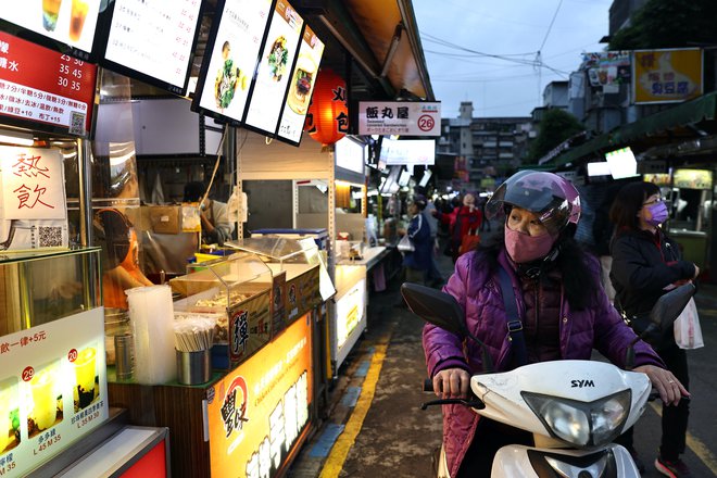 Osebni prevzem hrane je prepričal tudi Tajvance, fotografija je bila januarja posneta na tržnici v Tajpeju. Foto Ann Wang/Reuters