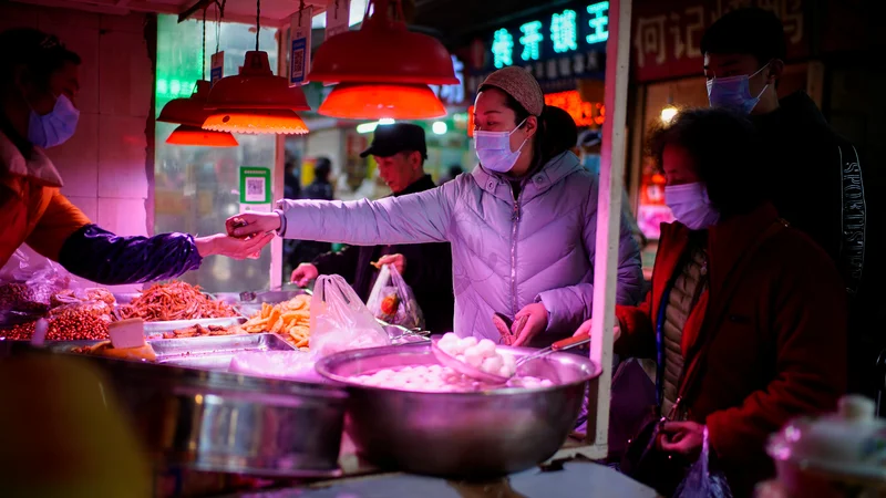 Fotografija: Tržnica v Wuhanu, kjer je bilo prvo žarišče novega koronavirusa. Foto Aly Song/Reuters