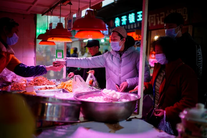 Tržnica v Wuhanu, kjer je bilo prvo žarišče novega koronavirusa. Foto Aly Song/Reuters