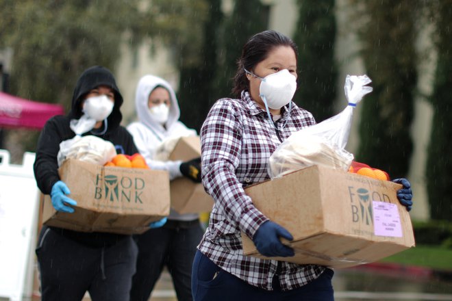 Že lani so v Los Angelesu svežo hrano potrebnim delili v regionalnih centrih. Foto Lucy Nicholson Reuters