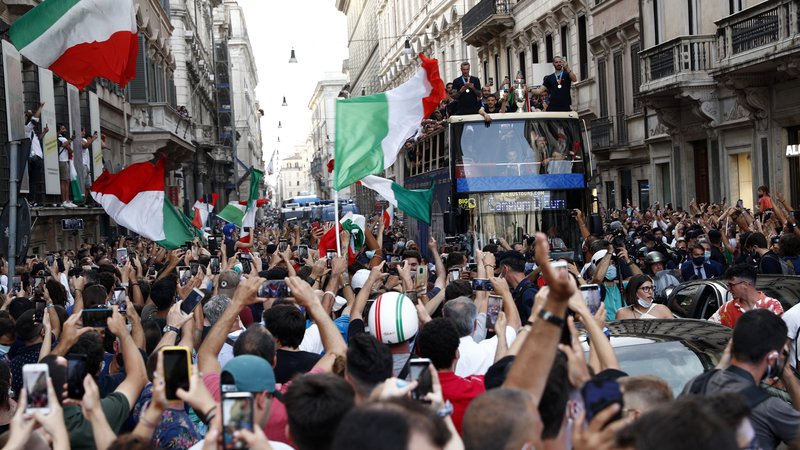 Fotografija: Z nogometaši je julija navdušene rojake pozdravljal tudi teniški igralec Matteo Berrettini. Najprej se je zdelo, da parade zaradi strahu pred širjenjem okužb ne bo, a so odgovorni na koncu popustili in popeljali avtobus z junaki po nekaj rimskih ulicah. FOTO: Guglielmo Mangiapane/Reuters
