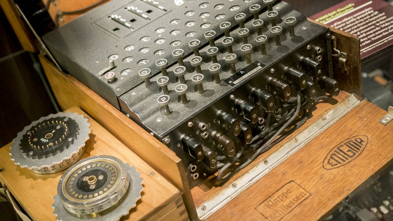 Fotografija: Stroj Bomba je pripomogel k dešifriranju kodiranih sporočil, ki jih je proizvajala Enigma. FOTO: Shutterstock