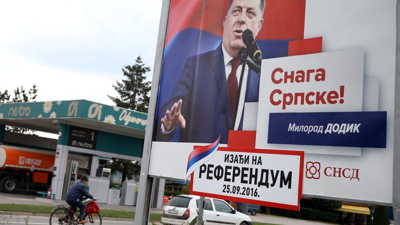 Fotografija: Tudi z referendumom iz leta 2016 si je Milorad Dodik prislužil kazensko ovadbo, a tako kot iz preostalih petih tudi iz te ni bilo obtožnice in pozneje obsodbe. Foto Reuters