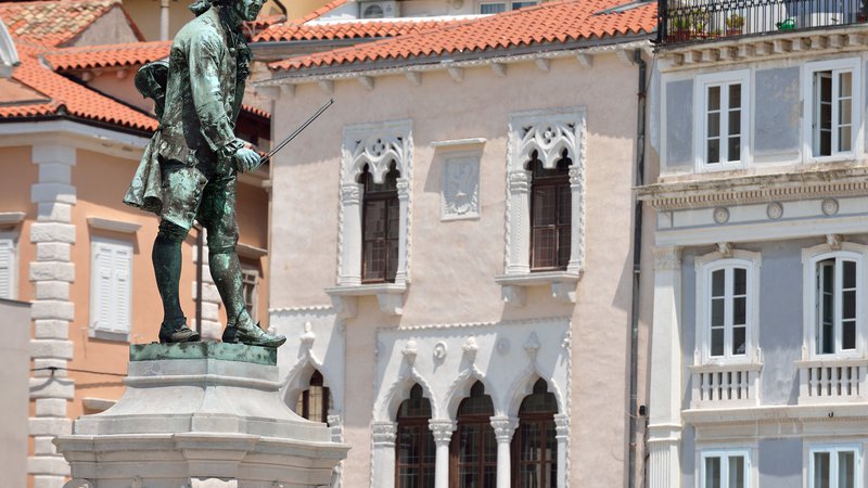 Fotografija: Na natečaju za izdelavo kipa je bil izbran akademski kipar Antonio Dal Zotto, profesor na beneški akademiji, ki je upodobil že Tiziana in Carla Goldonija v Benetkah. Odkritje spomenika leta 1896 na Tartinijevem trgu je bil velik dogodek, o katerem so poročali takrat vodilni časopisi. FOTO: Miran Kambič
