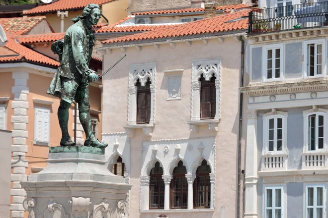 Na natečaju za izdelavo kipa je bil izbran akademski kipar Antonio Dal Zotto, profesor na beneški akademiji, ki je upodobil že Tiziana in Carla Goldonija v Benetkah. Odkritje spomenika leta 1896 na Tartinijevem trgu je bil velik dogodek, o katerem so poročali takrat vodilni časopisi. FOTO: Miran Kambič