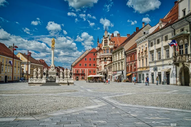 Na Glavnem trgu si lahko ogledate več znamenitosti starega mestnega jedra, uživate v kavi v kateri od kavarn ali obiščete kakšno trgovinico. FOTO: Igor Unuk/Visit Maribor