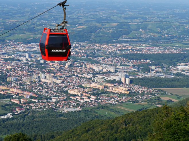 Nova kabinska žičnica s prekrasnim razgledom na Maribor nas v sedmih minutah pripelje na Pohorje. FOTO: Blaž Kondža/Delo