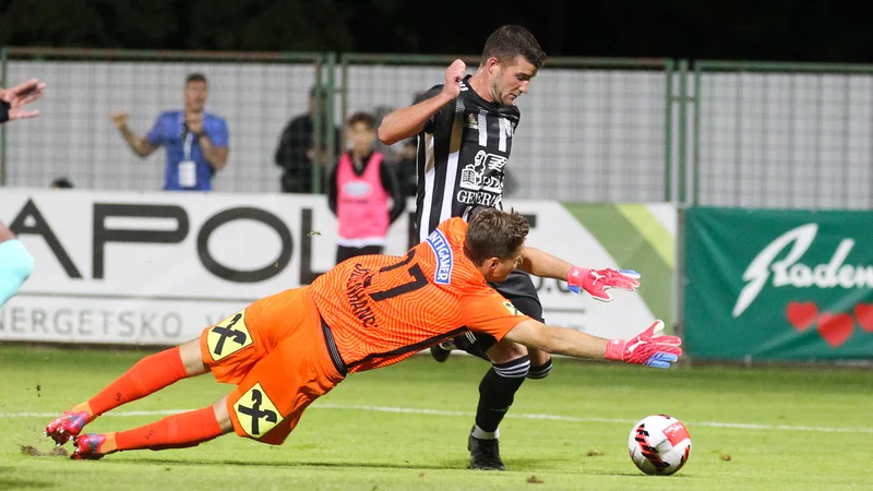 Fotografija: Žiga Škoflek je zabil čudovit gol, drugega mu je preprečil Sturmov vratar Jörg Siebenhandl. FOTO: MP Produkcija/Pigac.si