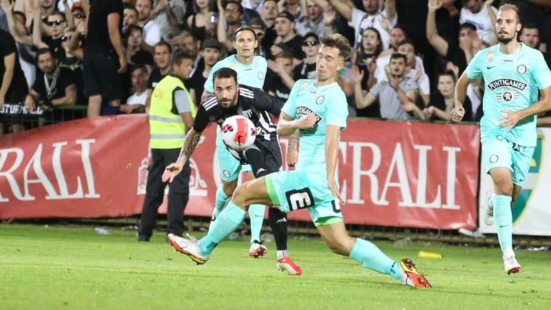 Fotografija: Mitja Lotrič (na fotografiji) je s soigralci do konca tekme pretil s še kakšnim zadetkom v graški mreži. FOTO: Mp Produkcija/pigac.si