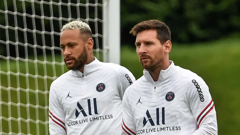 Fotografija: Na prvo tekmo ligaške sezone čaka tudi Neymar, ki ga je Messi (oba na fotografiji) v njegovi domači Braziliji premagal v finalu južnoameriškega prvenstva. FOTO: Bertrand Guay/Afp