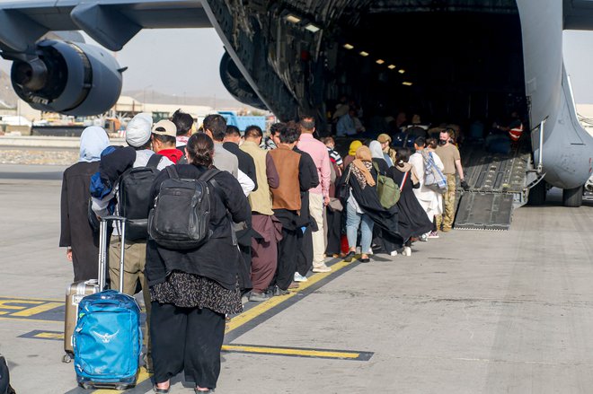 Na letališču še vedno vlada kaos, evakuacija ljudi se nadaljuje. FOTO: Nicholas Guevara/AFP