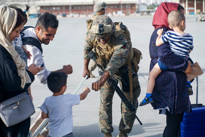 Ameriški marinci na kabulskem letališču med evakuiranjem Američanov in drugih ljudi Foto Nicholas Guevara/AFP