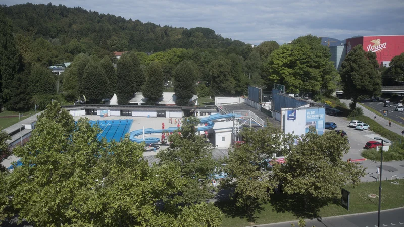 Fotografija: Kopališče Ilirija in Letno telovadišče loči od tivolskega parka dvotirna nadzemna proga. FOTO: Jure Eržen/Delo