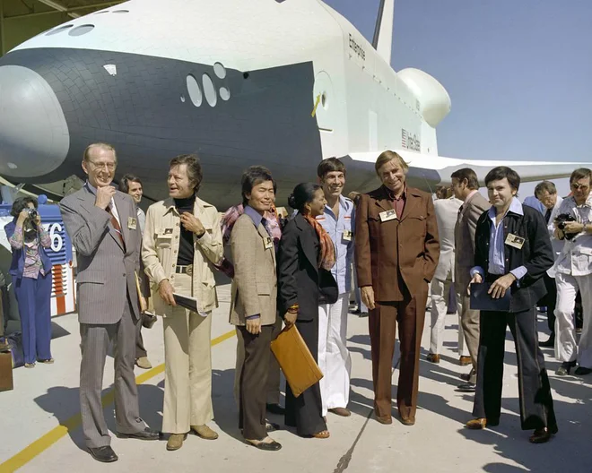 Posnetek iz leta 1976, ko je Armstrongov raziskovalni center obiskala ekipa serije Star Trek. Od leve: Nasin direktor James Fletcher in igralci DeForest Kelley, George Takei, Nichelle Nichols, Leonard Nimoy, pisec serije Gene Roddenberry in Walter Koenig. FOTO: Nasa