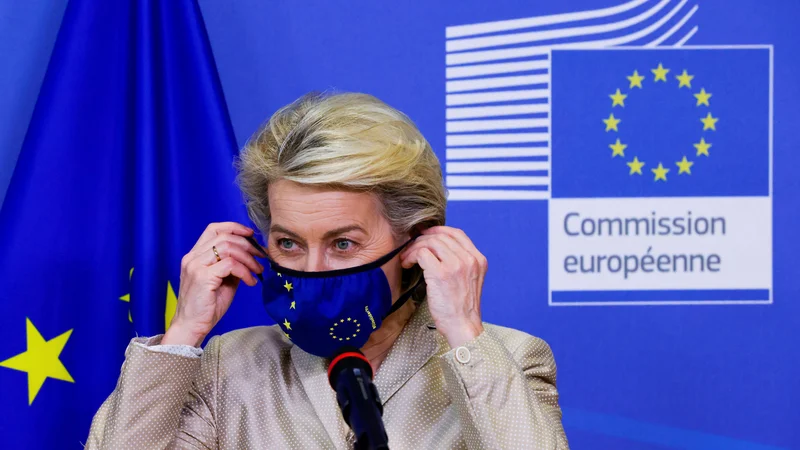 Fotografija: Predsednica evropske komisije Ursula von der Leyen svoje sledilce na twitterju redno seznanja tudi z izplačili za okrevanje. FOTO: Pascal Rossignol/Reuters