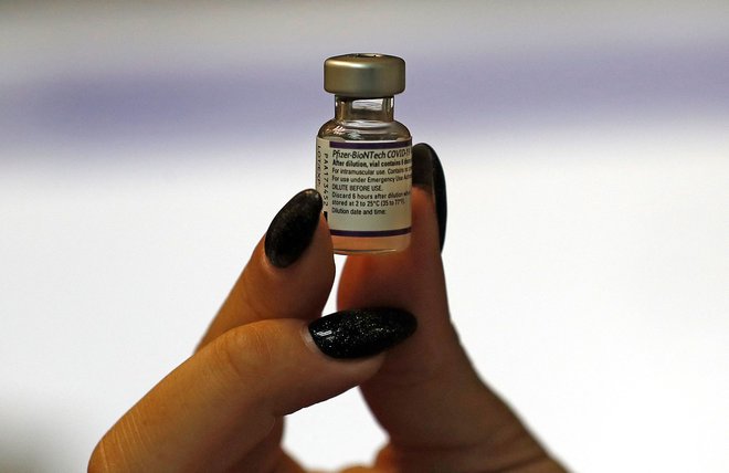 Vsekakor je pomembno, da se, čeprav imamo cepiva, nadaljuje iskanje zdravila. FOTO: Ahmad Gharabli/AFP
