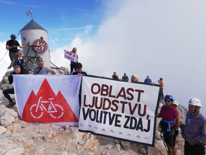 Kot so zapisali protestniki, so&nbsp;na najvišjem slovenskem vrhu simbolično izrazili nezadovoljstvo velike večine prebivalk in prebivalcev nad trenutno politično situacijo. FOTO: arhiv Upor Si