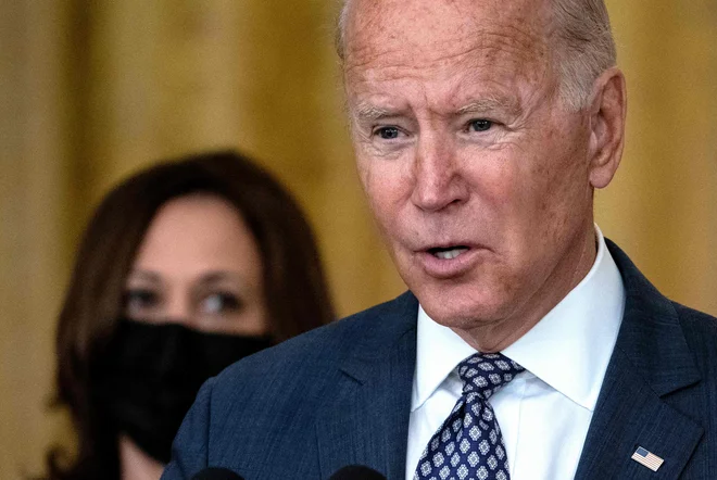 Ameriški predsednik Joe Biden in podpredsednica Kamala Harris med petkovo tiskovno konferenco.&nbsp;Foto Andrew Caballero-reynolds/Afp