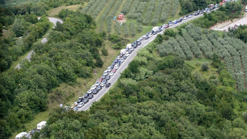 Fotografija: Potem pa se je zalomilo. Podatki o razmerah na hrvaških cestah niso bili zanesljivi ... FOTO: Igor Zaplatil/Delo