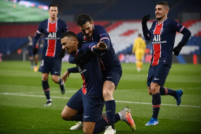 Julian Draxler, Mbappe, Alessandro Florenzi in Verratti (z leve) proslavljajo gol na povratni tekmi osmine finala v minuli sezoni lige prvakov. FOTO: Franck Fife/AFP