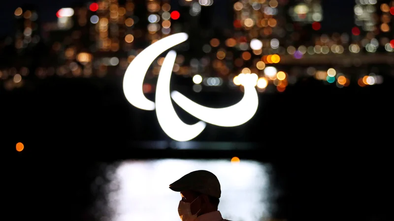 Fotografija: Osvetljena stuktura simbola paralimpijskih iger v parku Odaiba v tokijskem zalivu. FOTO: Issei Kato/Reuters