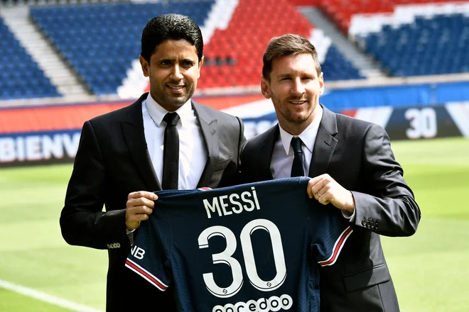 Lionel Messi in prvi mož pariškega PSG Naser Al-Helaifi. FOTO: Stephane De Sakutin/AFP