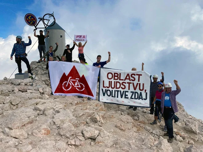 Petkovi protestniki ter Janša in še nekateri drugi člani vlade so se srečali ob ločenih pohodih na Triglav. FOTO: Upor.si