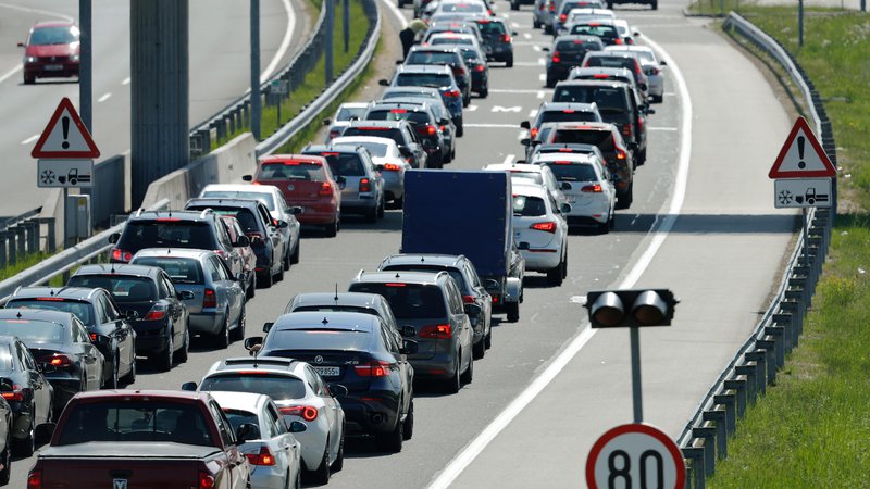 Fotografija: Danes bo promet močno povečan na mejhnih prehodih s Hrvaško pri vstopu v Slovenijo ter na cestah in mejnih prehodih proti Avstriji. FOTO: Uroš Hočevar