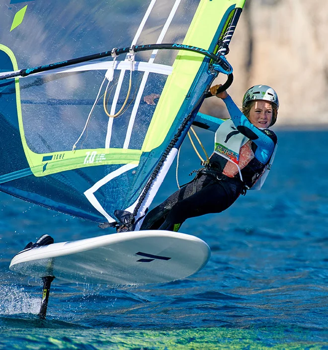Prednost discipline windfoil je v tem, da lahko s tovrstno opremo windsurfarji dosežejo velike hitrosti, podobne tistim z motornimi gliserskimi čolni, že pri manjših jakostih vetra, ko piha s hitrostjo okoli 10 vozlov ali več. FOTO: Arhiv proizvajalca