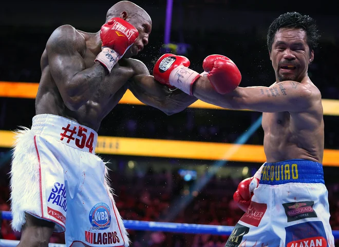 Kubanec Yordenis Ugas (levo) je ugasnil športne načrte filipinskega boksarja Mannyja Pacquiaoa, ki se bo zdaj lahko posvetil svoji politični karieri in pohodu na položaj predsednika Filiponov. FOTO: Stephen R. Sylvanie/Usa Today Sports