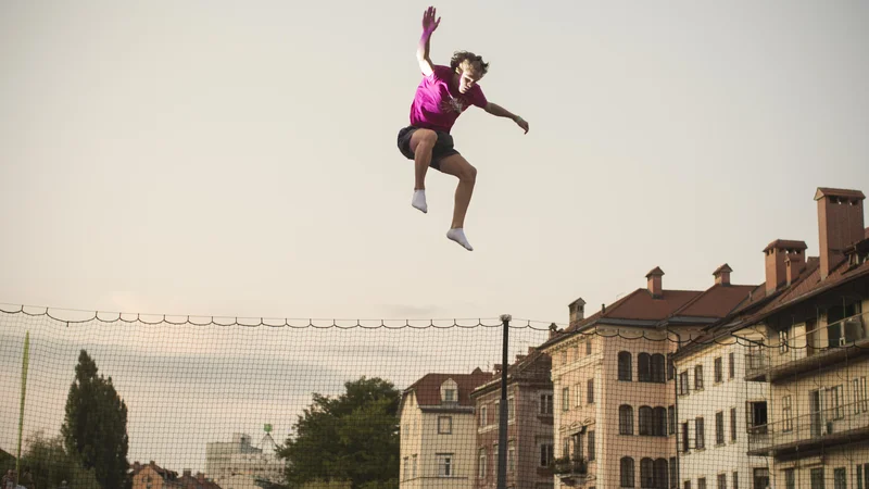 Fotografija: Takole je na trampolinu proti zmagi letel švedski najstnik Sebastian Wennmalm. FOTO: Jure Eržen/Delo