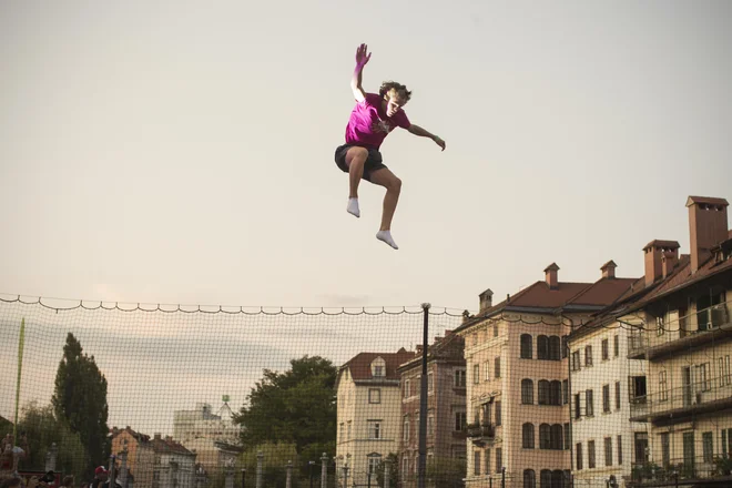 Takole je na trampolinu proti zmagi letel švedski najstnik Sebastian Wennmalm. FOTO: Jure Eržen/Delo
