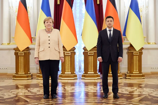 &raquo;Na ta projekt gledamo izključno skozi prizmo varnosti in ga obravnavamo kot nevarno geopolitično orožje Kremlj&laquo; je glede Severnega toka 2 opomnil Zelenski. FOTO: AFP
