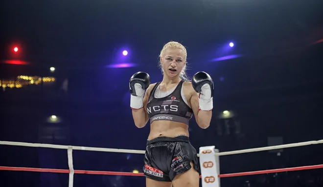 Monika Kučinič je dvignjenih rok zapustila tudi borišče v Odžacih. FOTO: Blaž Samec/Delo