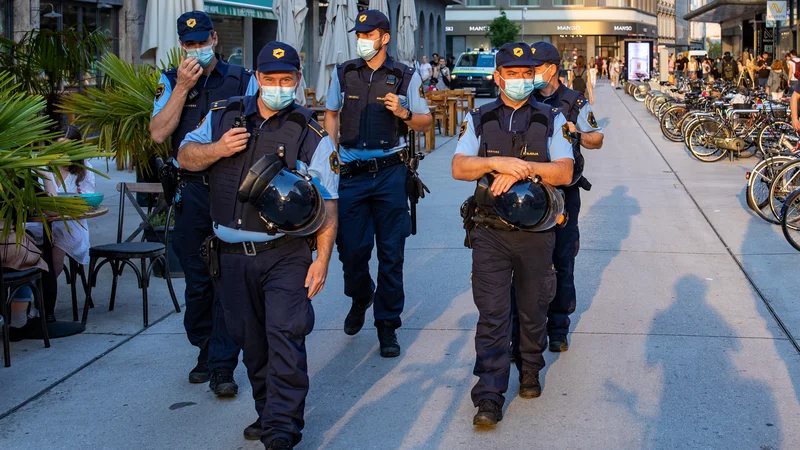 Fotografija: Vlada je že sprejela nov sklep, ki se nanaša na razmerje ministrstva za notranje zadeve do policije. FOTO: Voranc Vogel/Delo