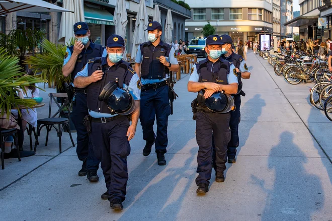 Vlada je že sprejela nov sklep, ki se nanaša na razmerje ministrstva za notranje zadeve do policije. FOTO: Voranc Vogel/Delo