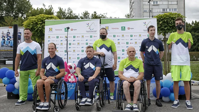 Fotografija: Slovenski športniki invalidi (na fotografiji z leve Dejan Fabčič, Anej Doplihar, Henrik Plank, Franček Gorazd Tiršek, Franc Pinter, Luka Trtnik, Tim Žnidaršič Svenšek) bodo v Tokiu lovili jubilejno 50. kolajno na paralimpijskih igrah. FOTO: Blaž Samec