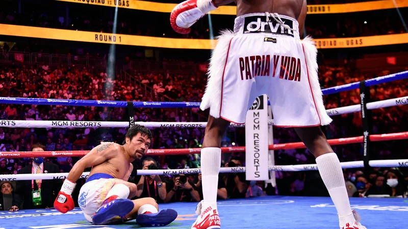 Fotografija: Manny Pacquiao se je med dvobojem znašel celo na tleh. FOTO: Patrick T. Fallon/AFP