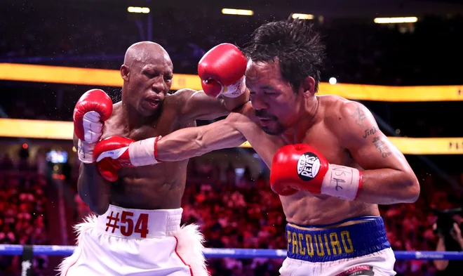 Yordenis Ugas (levo) je neprijetno presenetil Mannyja Pacquiaa. FOTO: Steve Marcus/AFP