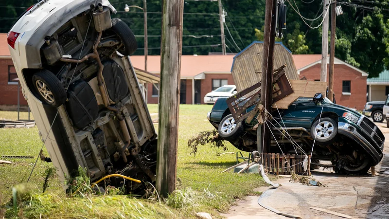 Fotografija: Uničena vozila, ki jih je naplavila voda v mestu Waverly v bližini Nashvilla. FOTO: Andrew Nelles/the Tennessean Via Reuters