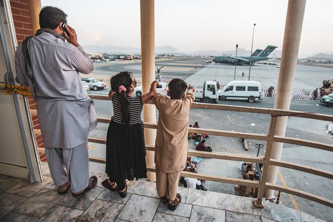 Na območju okrog letališča še naprej vladata kaos in gneča, saj si ob tujih državljanih tudi številni Afganistanci po prihodu talibov na oblast želijo zapustiti državo. FOTO: Mark Andries/Afp