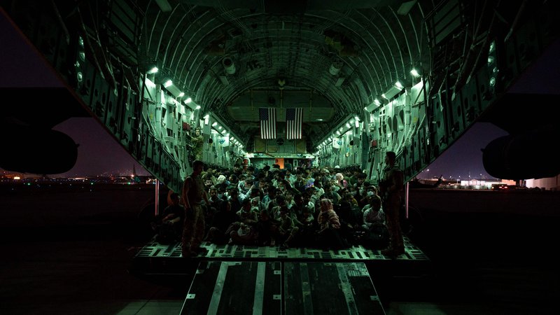 Fotografija: ZDA so v zadnjem tednu z letališča v Kabulu evakuirale skoraj 28.000 ljudi. FOTO: Taylor Crul/Afp