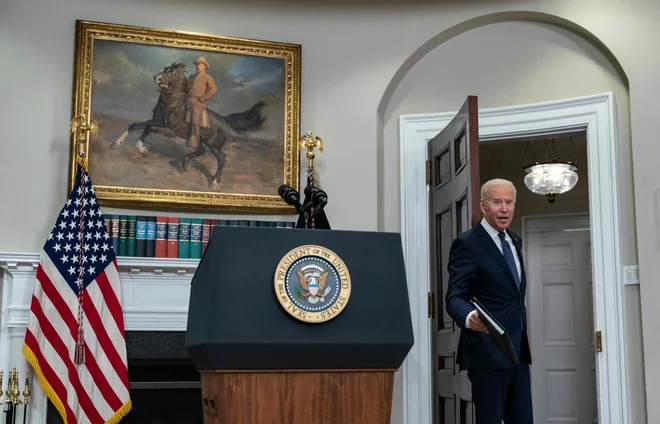 »Toliko ljudi ni mogoče evakuirati brez bolečin in pretresljivih slik, ki jih vidite," je dejal Biden novinarjem v Beli hiši. FOTO: Andrew Caballero-Reynolds/Afp