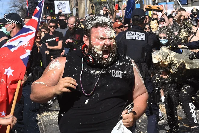 Med protestnim shodom proti ponovnem zaprtju javnega življenja v Melbournu, je policija proti protestnikom med drugim uporabila tudi solzivec. Število novih okužb s koronavirusom v Sidneyju in Melbournu še vedno narašča, zato popolna zapora traja že več kot teden dni. FOTO: William West/Afp<br />
